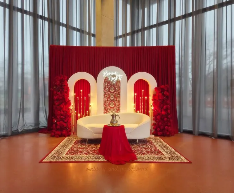 Henna-Abend mit festlicher Bühne in Rot und Gold
