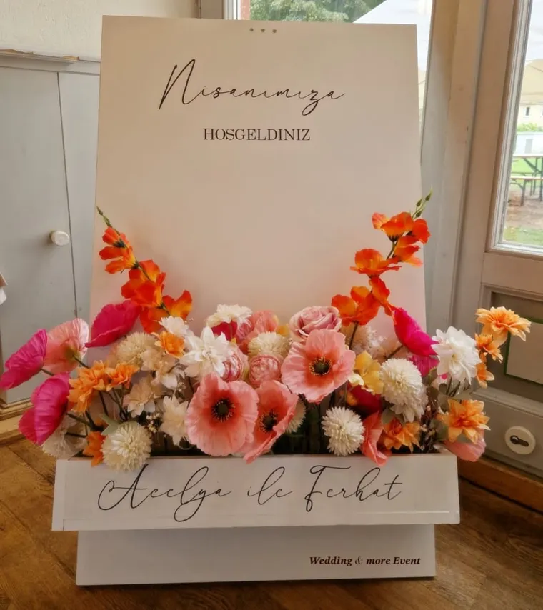 Floraler Blumenwagen als Dekoration für einen Heiratsantrag