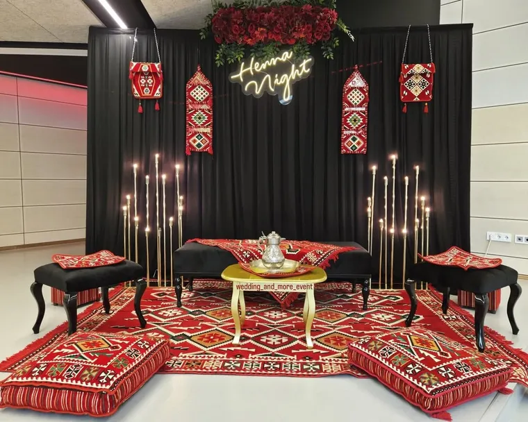 Orientalische Henna-Dekoration in Rot und Gold
