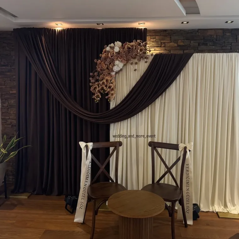 Stimmungsvolle Henna-Kulisse mit dunkler Draperie und Kerzen