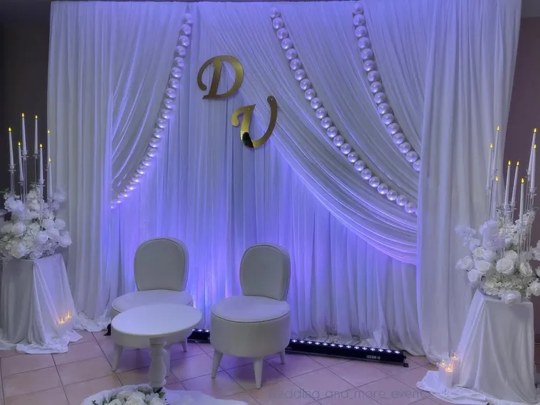 Event-Bühne mit beleuchteter Draperie