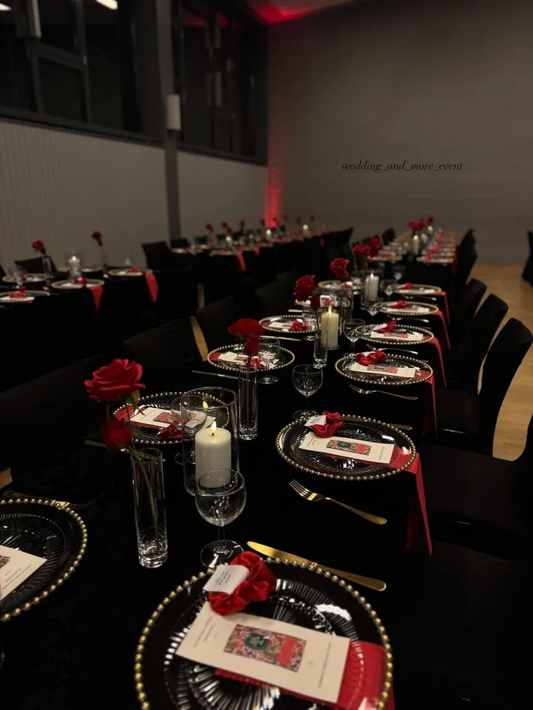 Abendliche Tafel mit Kerzenschein und edlem Gedeck